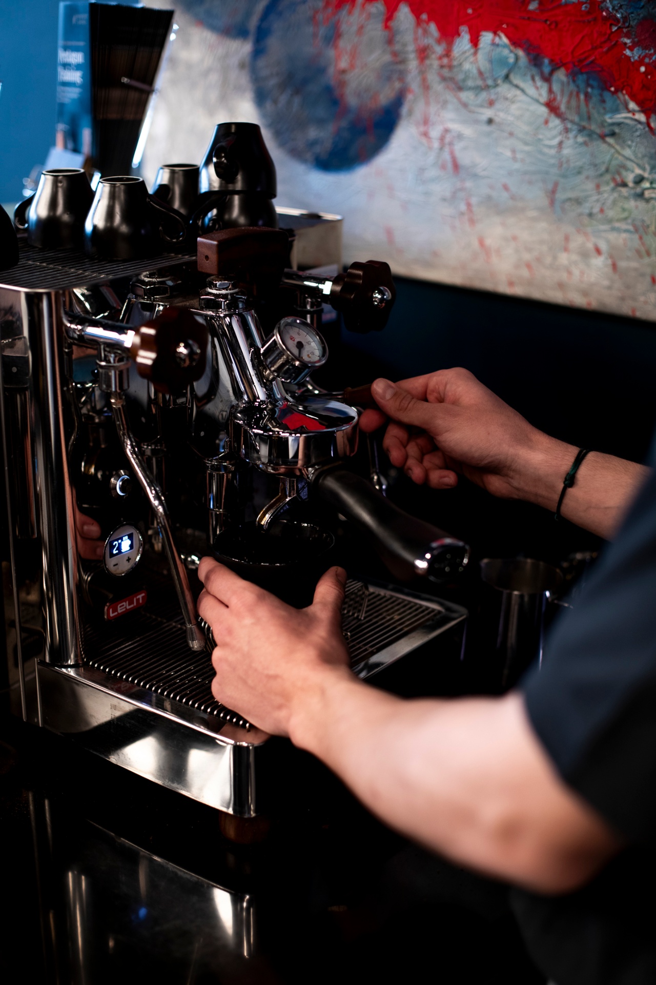 Barista bereitet Espresso an Siebträgermaschine zu