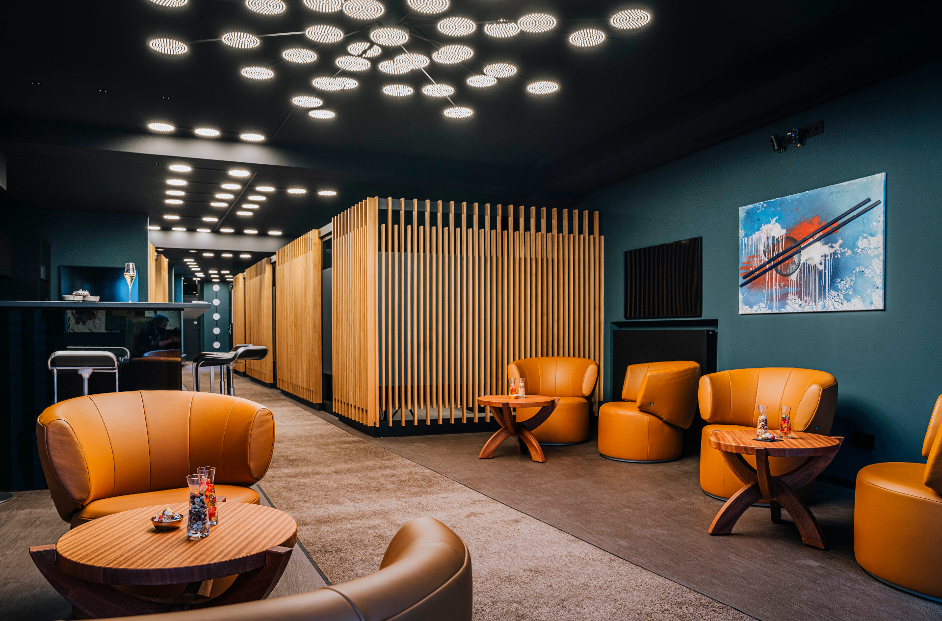 Private Patienten-Lounge mit Sitzecke und Bar