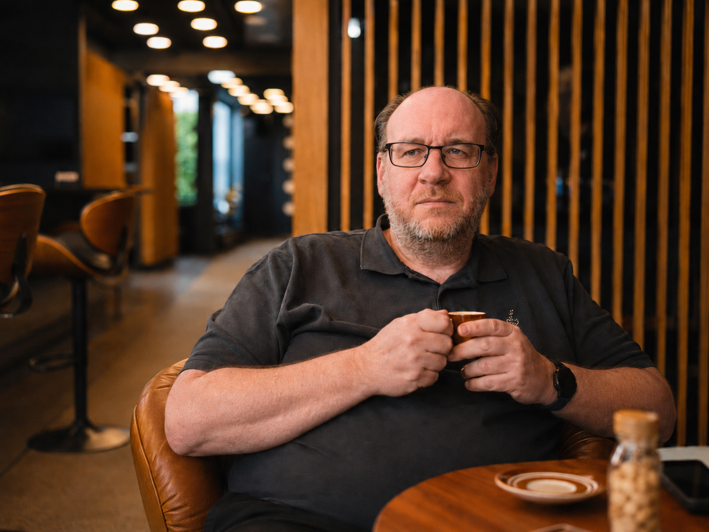 Dr. Alexander Tuschel — nachdenkliches Portrait in der Lounge der Ordination